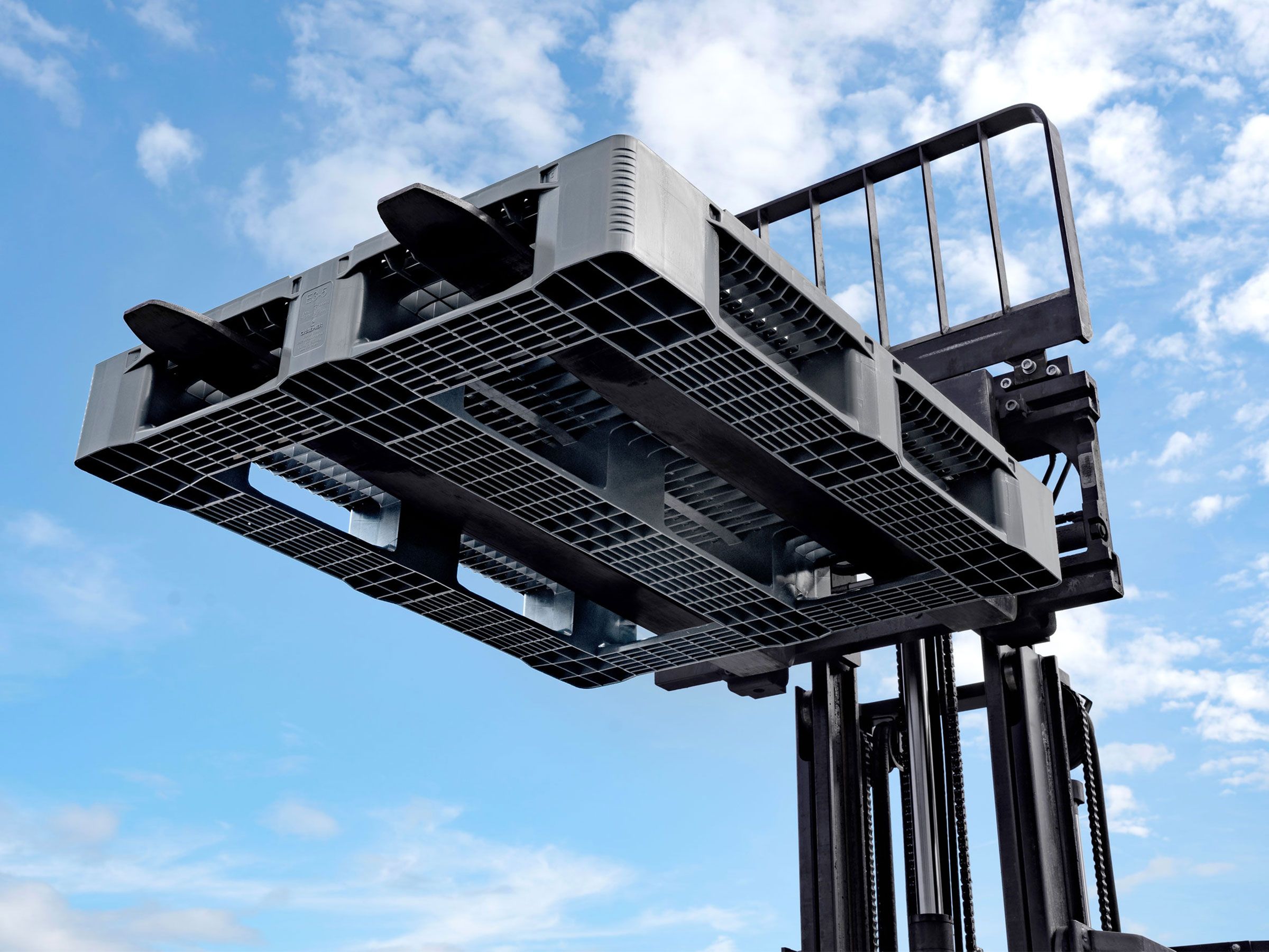 E3-5 heavy-duty plastic pallet