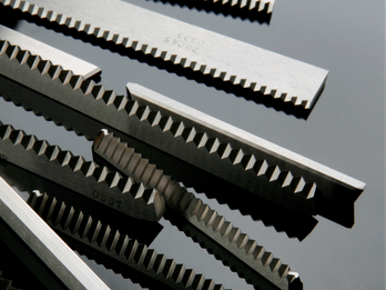 Zigzag knives and anvils for horizontal or flow wrappers