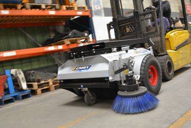 Forklift sweeper with no connection