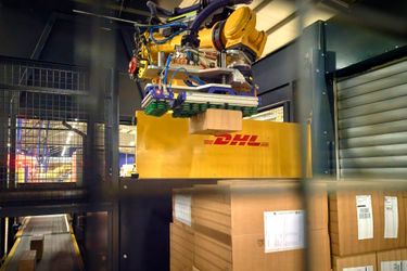 Robotic depalletizer of random mixed SKUs @ DHL eCommerce