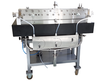 Cleaning station for slot dies